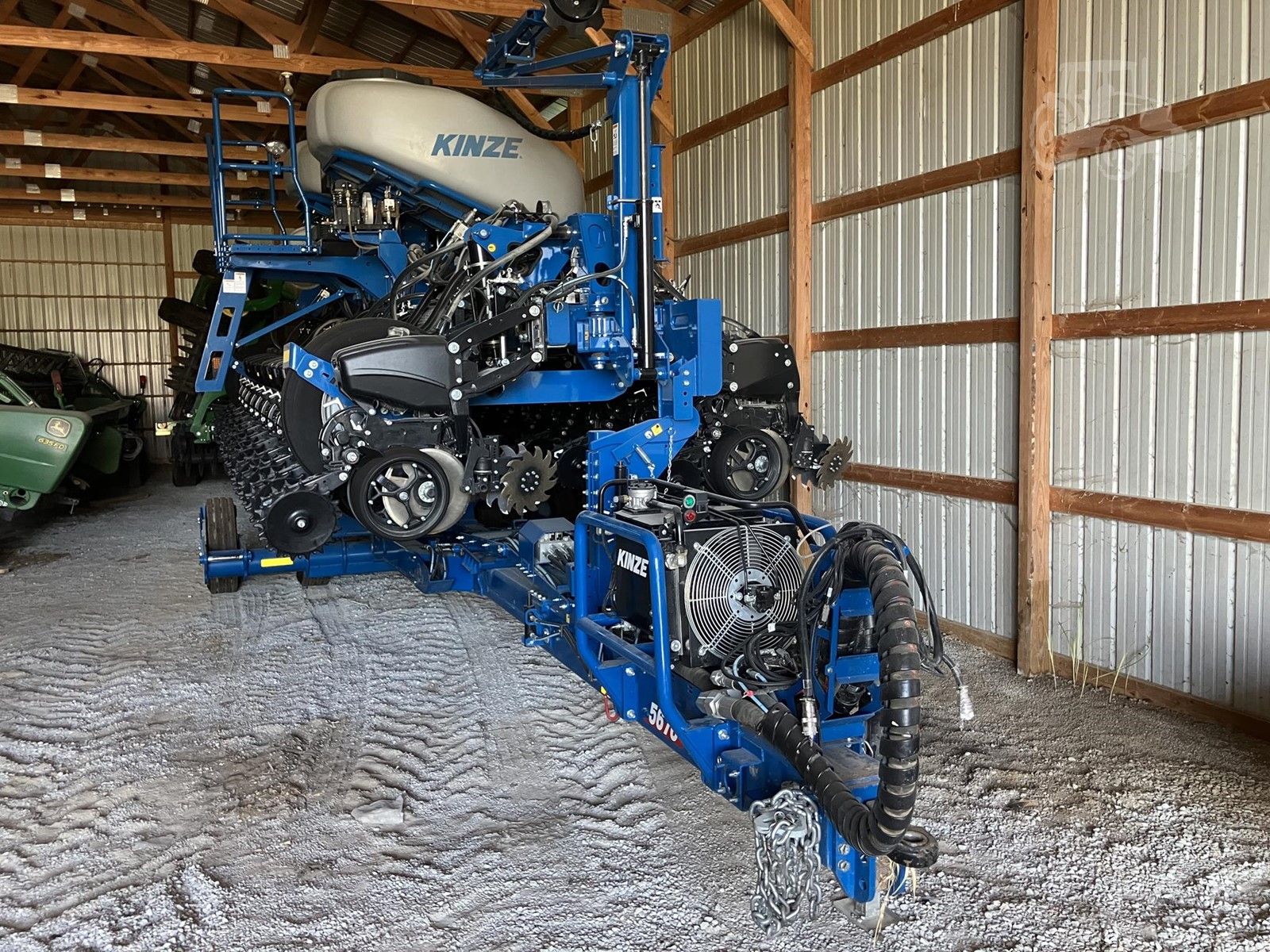 2025 Kinze 5670