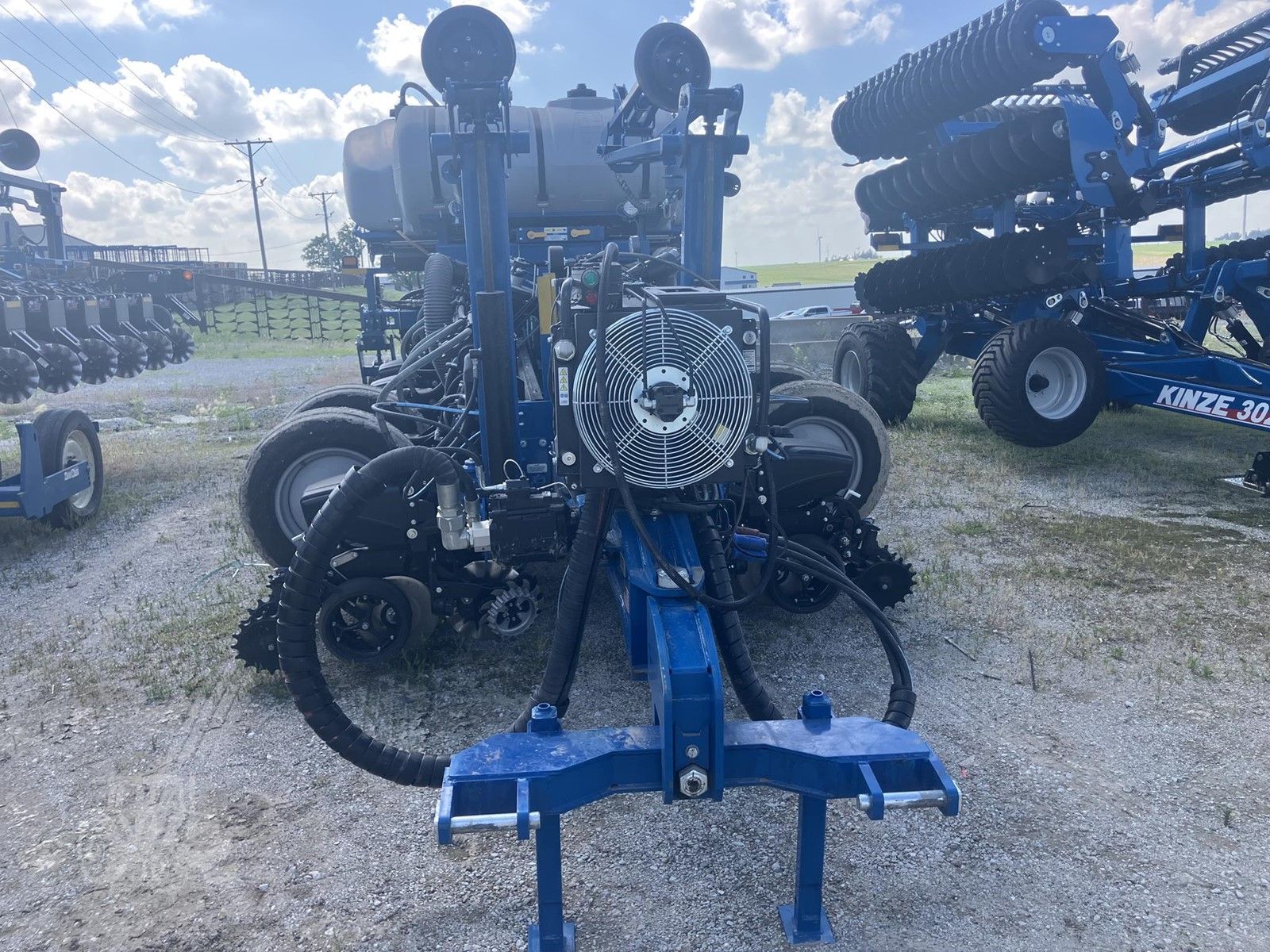 2024 Kinze 5900, photo 2 of 13
